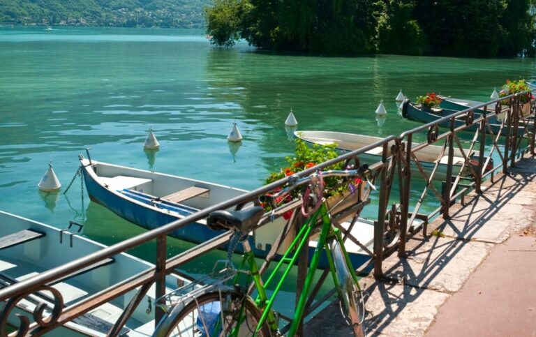 velo bord lac annecy