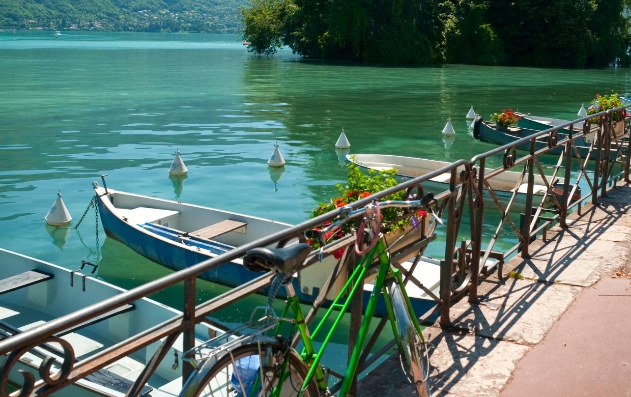 velo bord lac annecy